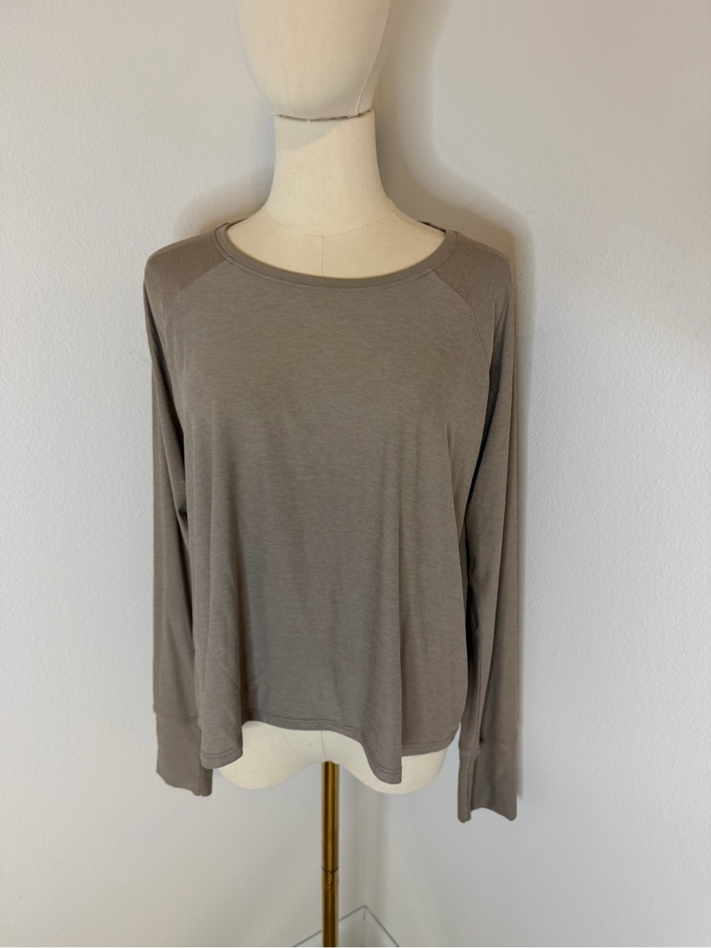 Beyond Yoga Long-Sleeve Scoop Neck Top in Taupe Size Medium